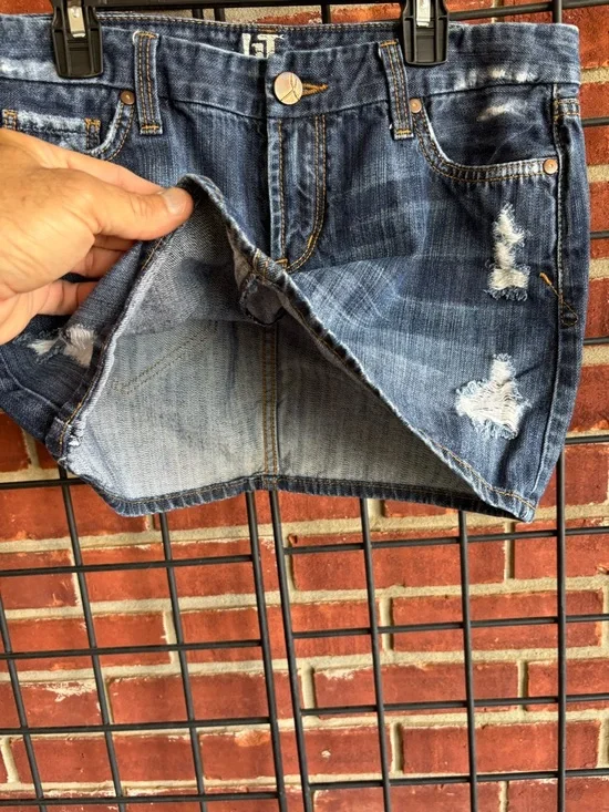 !iT Jeans Los Angeles Distressed Denim Mini Skirt Size 26 Dark Wash Jean Skirt - Picture 2 of 5